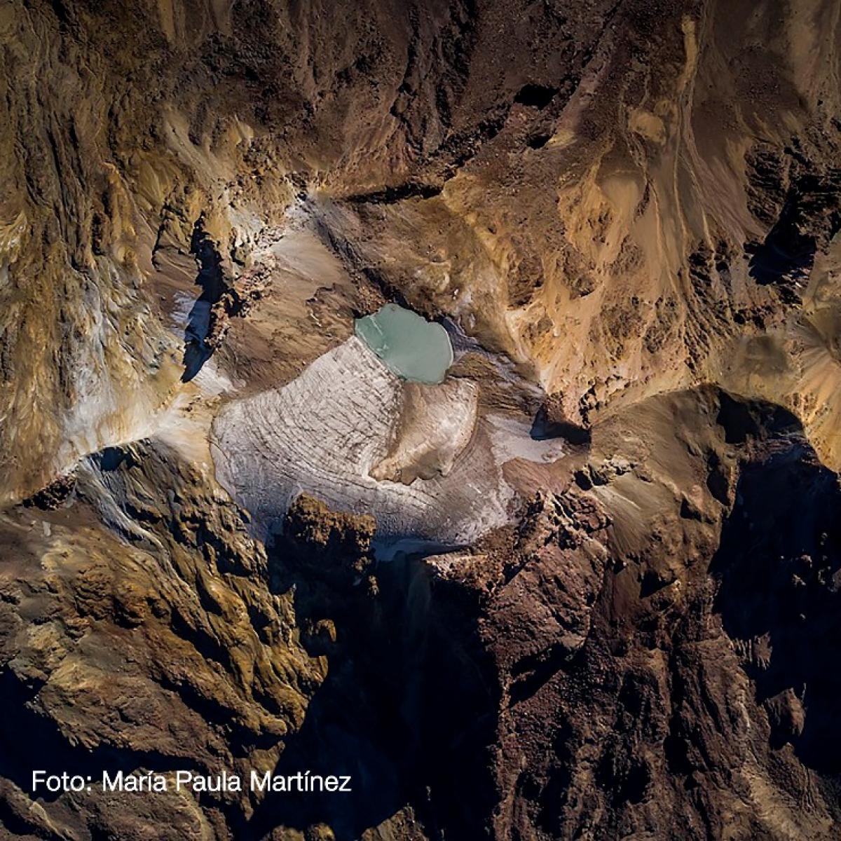 Fotografía de María Paula Martínez realizada con dron sobre el glaciar de la panza del volcán Iztaccíhuatl el 10 de noviembre de 2020.